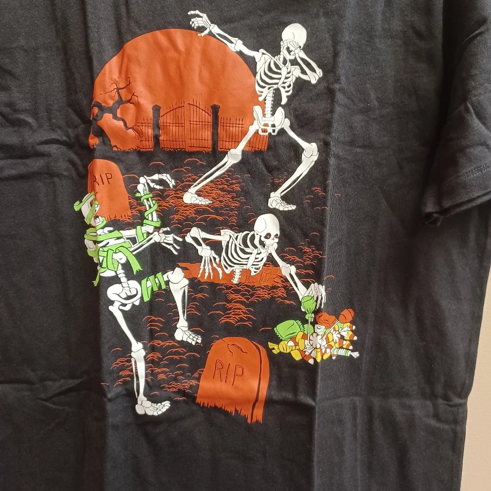 HALLOWEEN tee skeletons in graveyard
